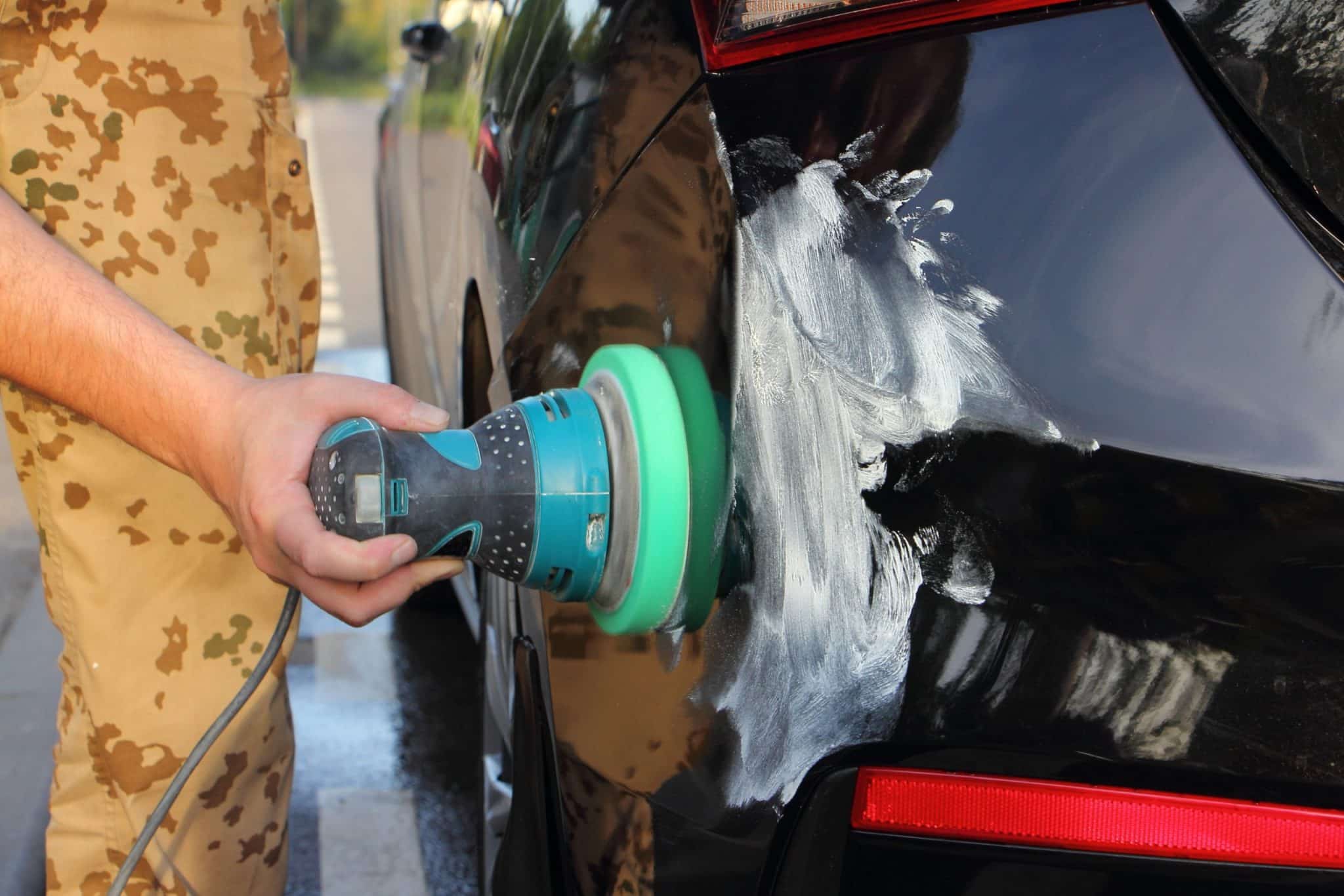 Puis-je utiliser une ponceuse pour polir ma voiture ?